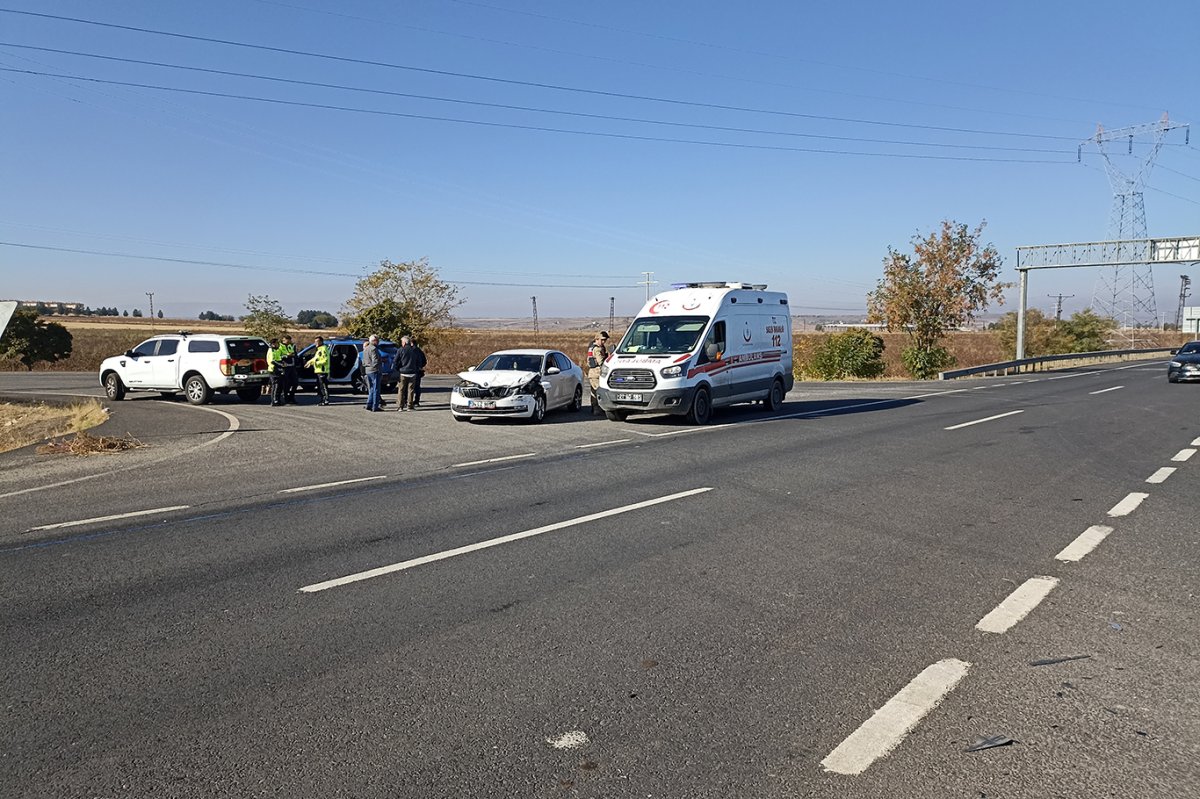 Diyarbakır'da 2 otomobil çarpıştı: 2 yaralı
