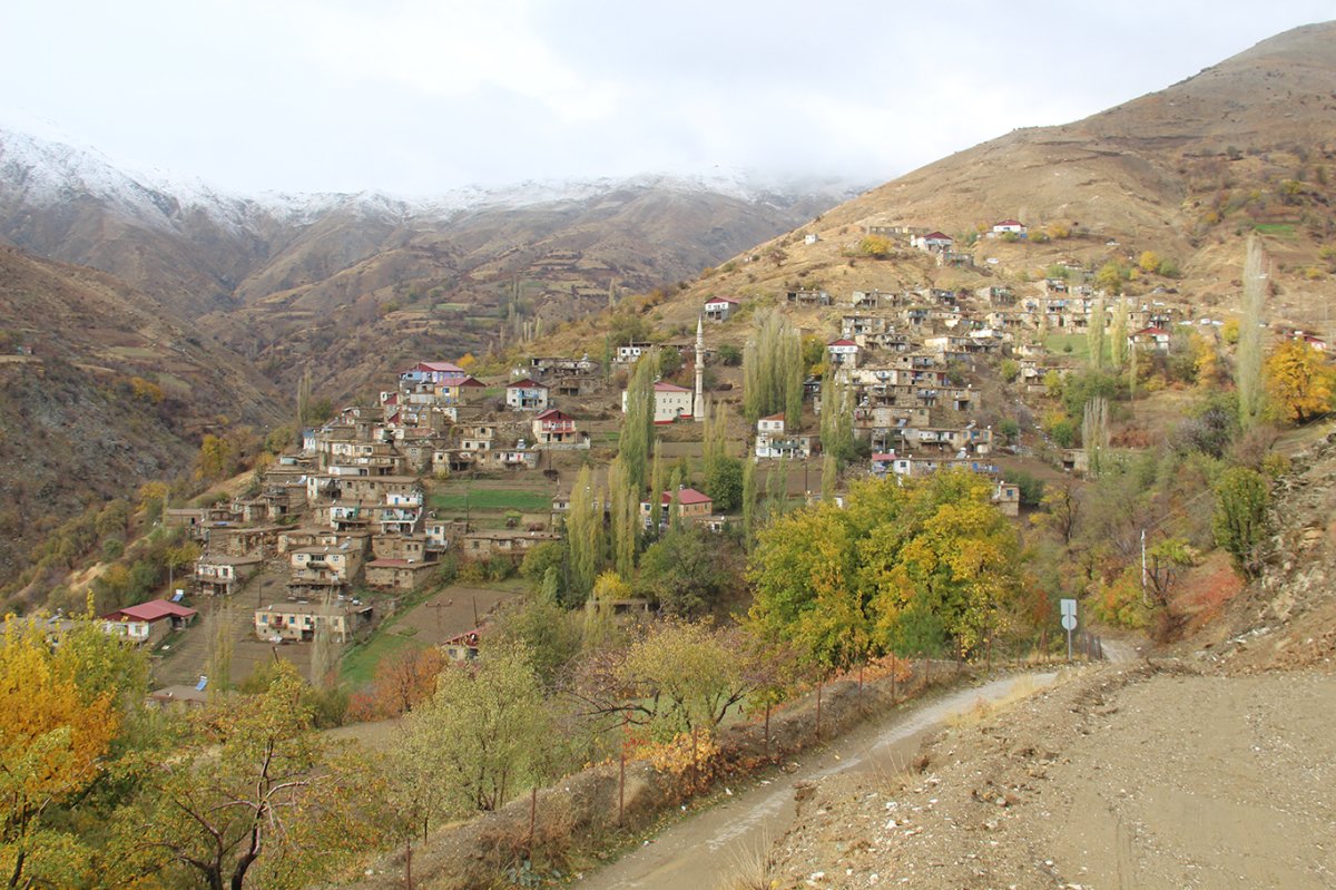 Diyarbakır'ın yüksek kesimlerine mevsimin ilk karı düştü