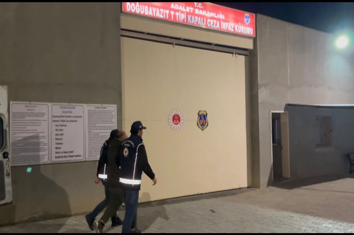 Ağrı'da gerçekleştirilen operasyonda 10 düzensiz göçmen ile 3 insan kaçakçısı yakalandı