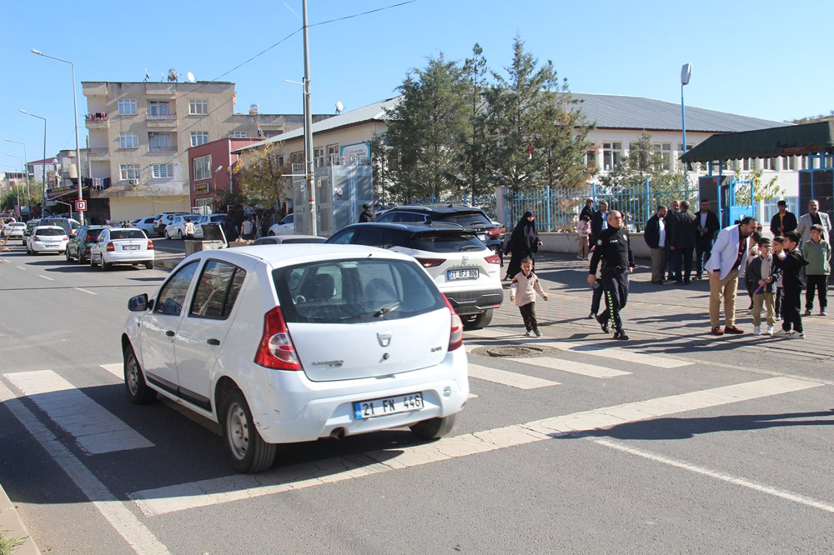 Çermik’te velilerin üst geçit talebi: Çocuklarımız her gün ölümle burun buruna
