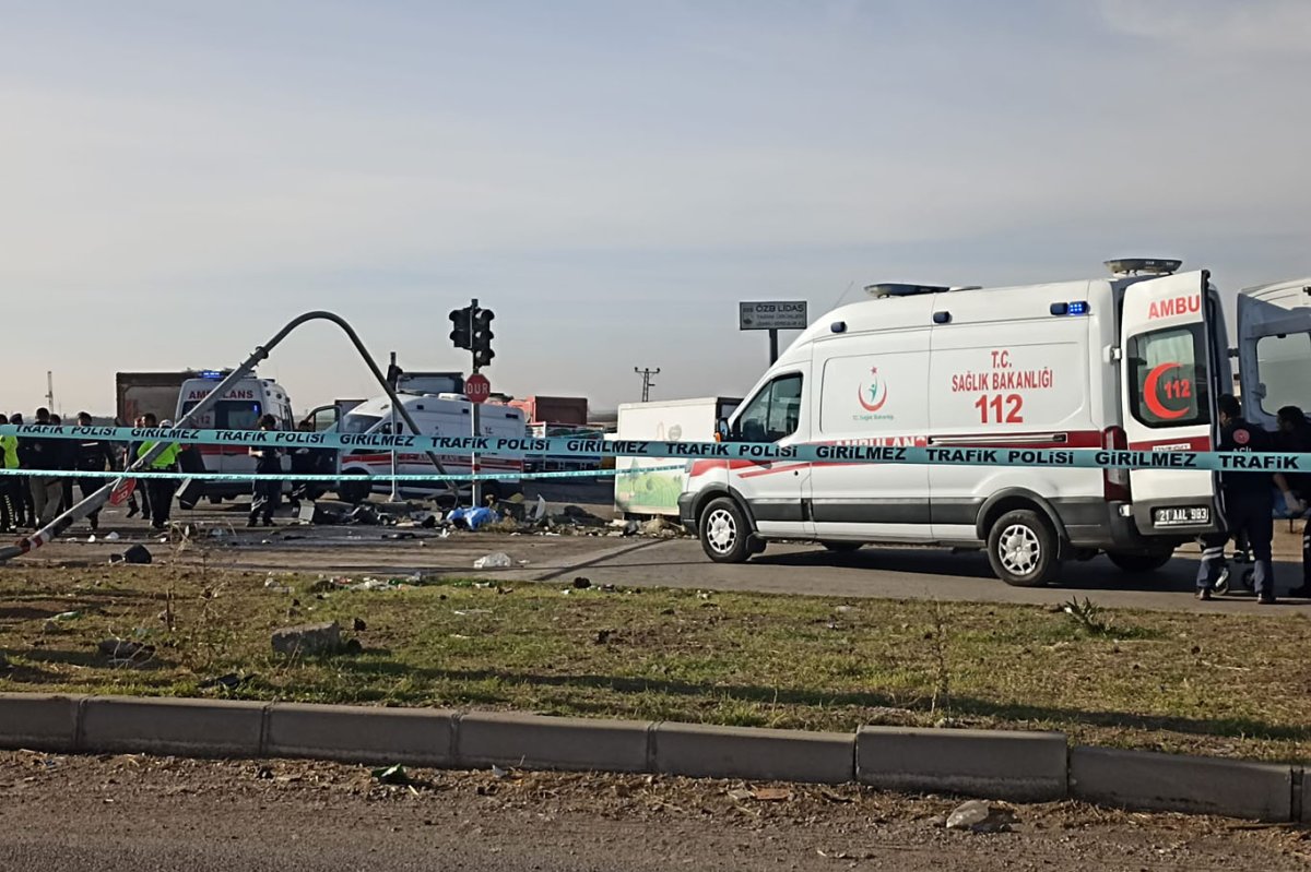 Diyarbakır’da 3 aracın karıştığı kaza: 2 ölü, 3 yaralı