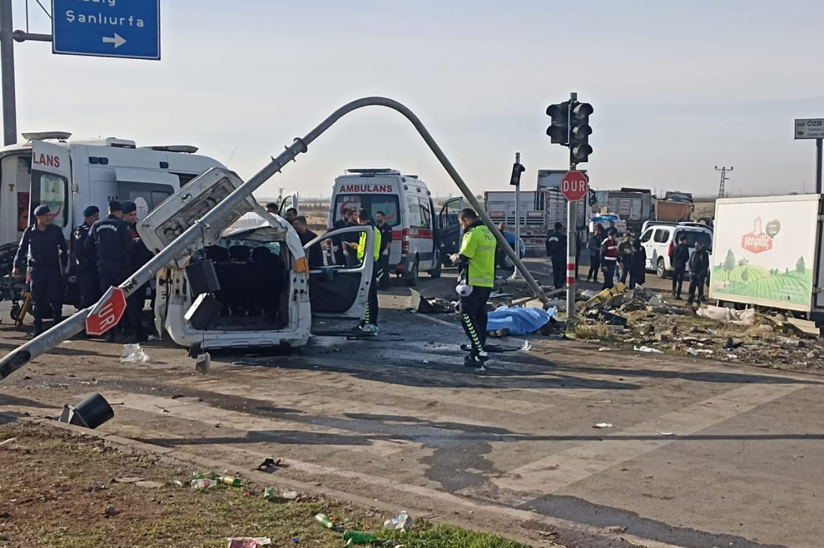 Diyarbakır’da 3 aracın karıştığı kaza: 2 ölü, 3 yaralı