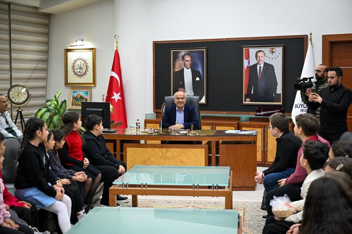 Miniklerden Büyükşehir Belediye Başkanı Er'e ziyaret