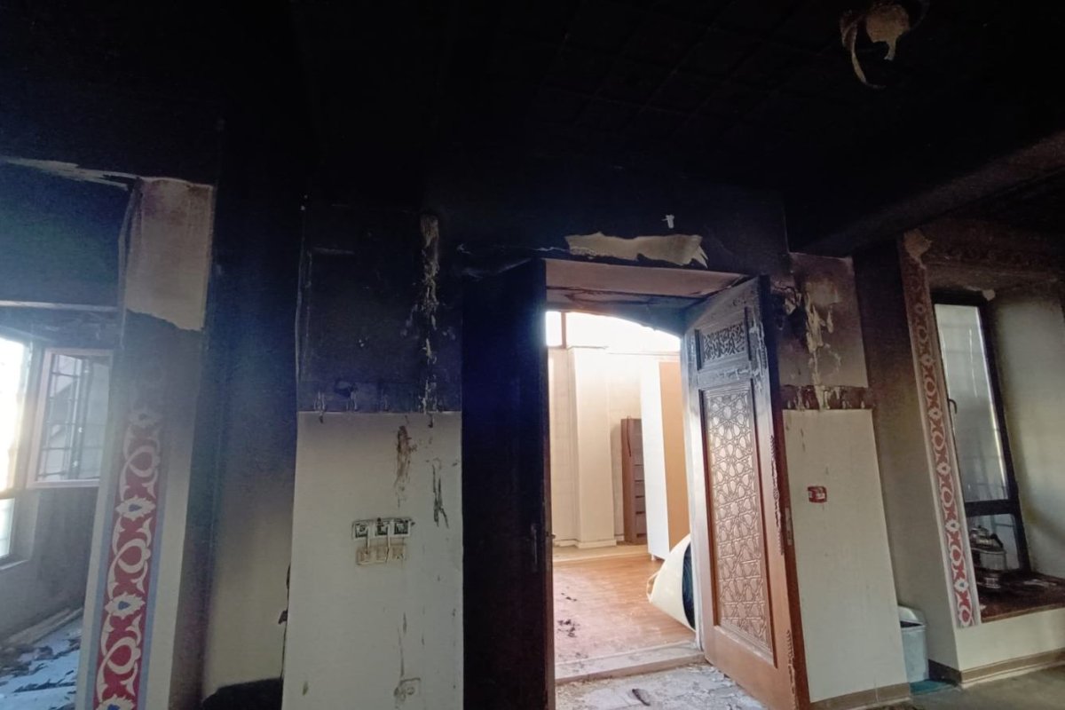 Bitlis’te çıkan yangında cami kullanılmaz hale geldi