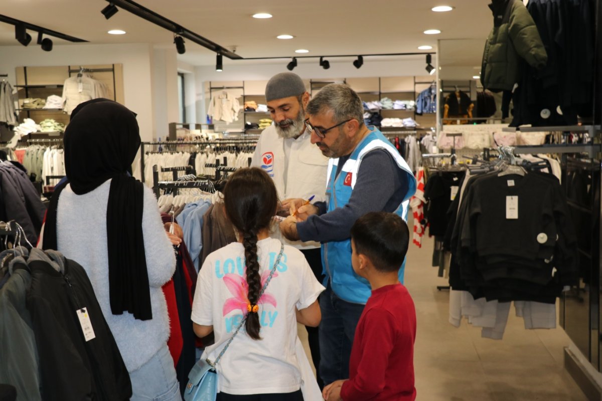 Yetimler Vakfı Ankara'da onlarca yetim çocuğu giydirdi