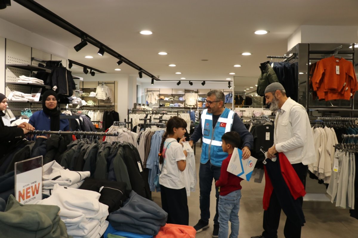 Yetimler Vakfı Ankara'da onlarca yetim çocuğu giydirdi