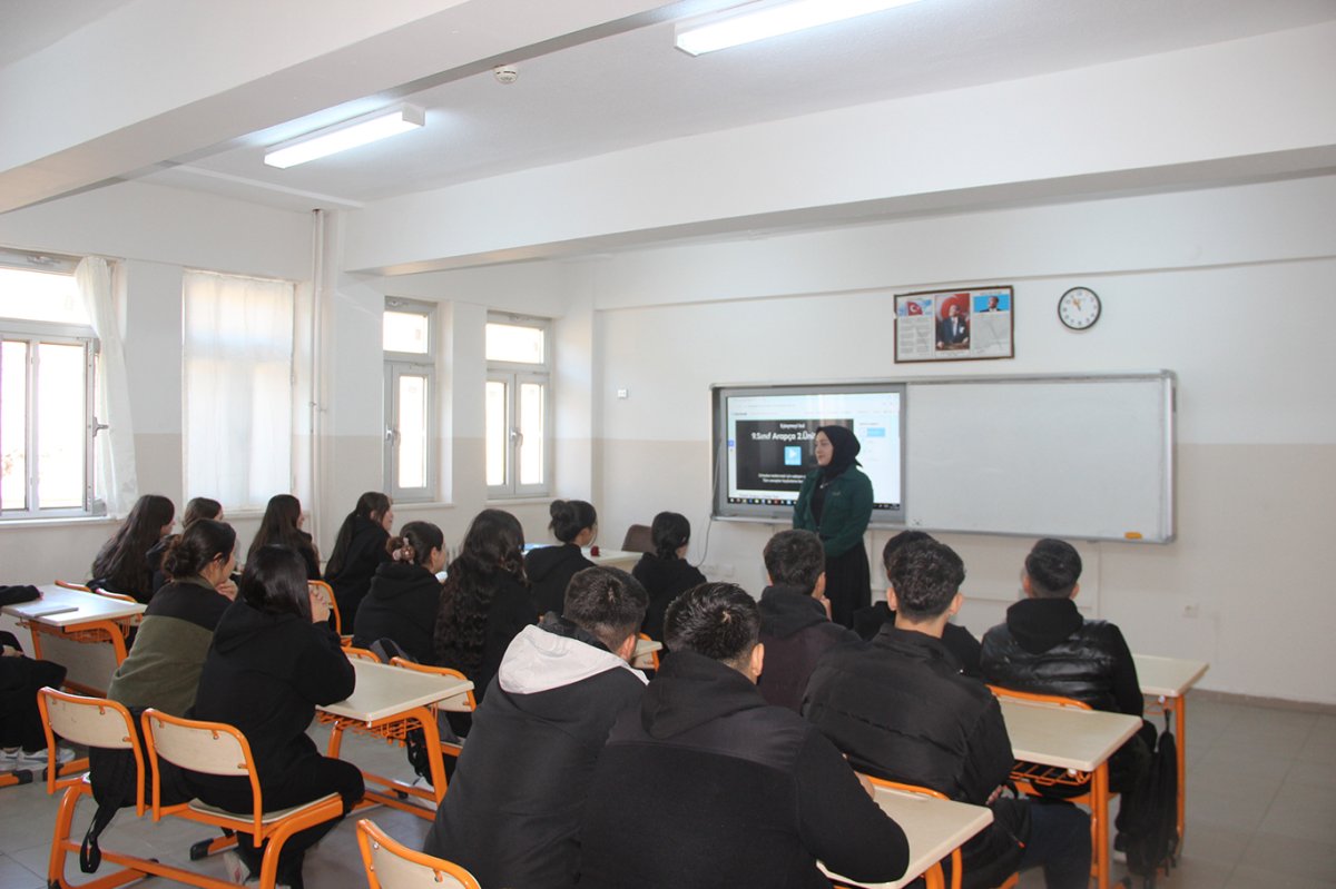 Babasının hayalini gerçekleştiren öğretmen, öğrencilere umut oluyor