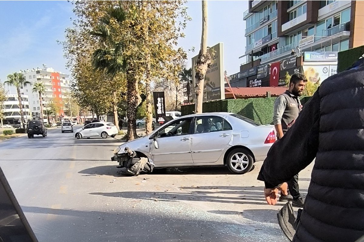 Direksiyon hâkimiyetini kaybeden sürücü yol kenarındaki bariyerlere çarptı