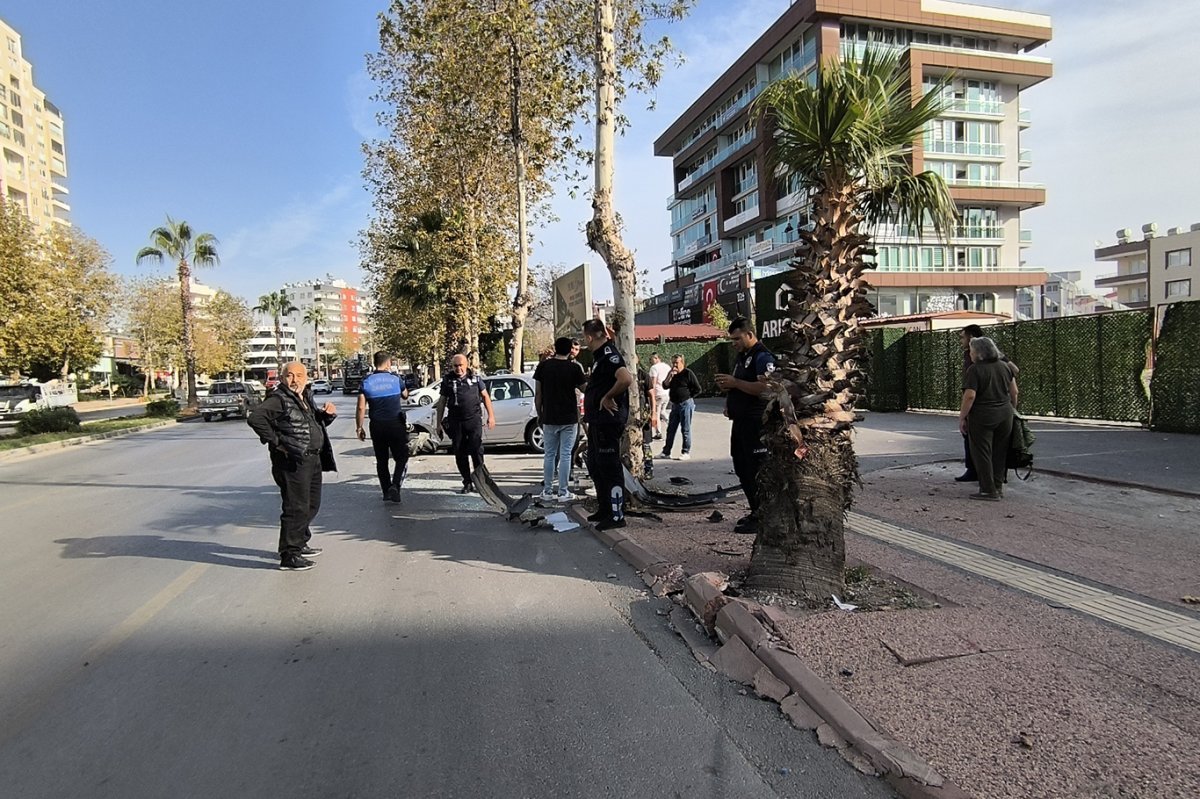 Direksiyon hâkimiyetini kaybeden sürücü yol kenarındaki bariyerlere çarptı