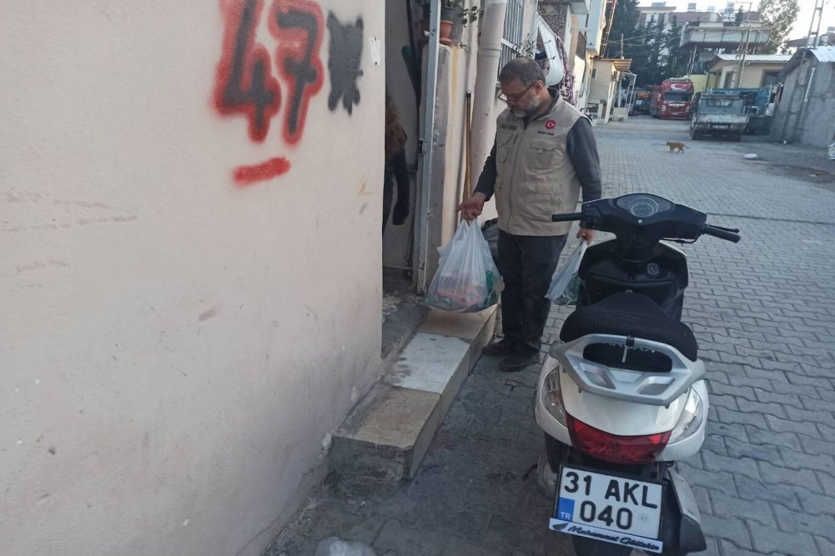Umut Kervanı İskenderun’da ihtiyaç sahibi ailelere gıda ve et ulaştırdı