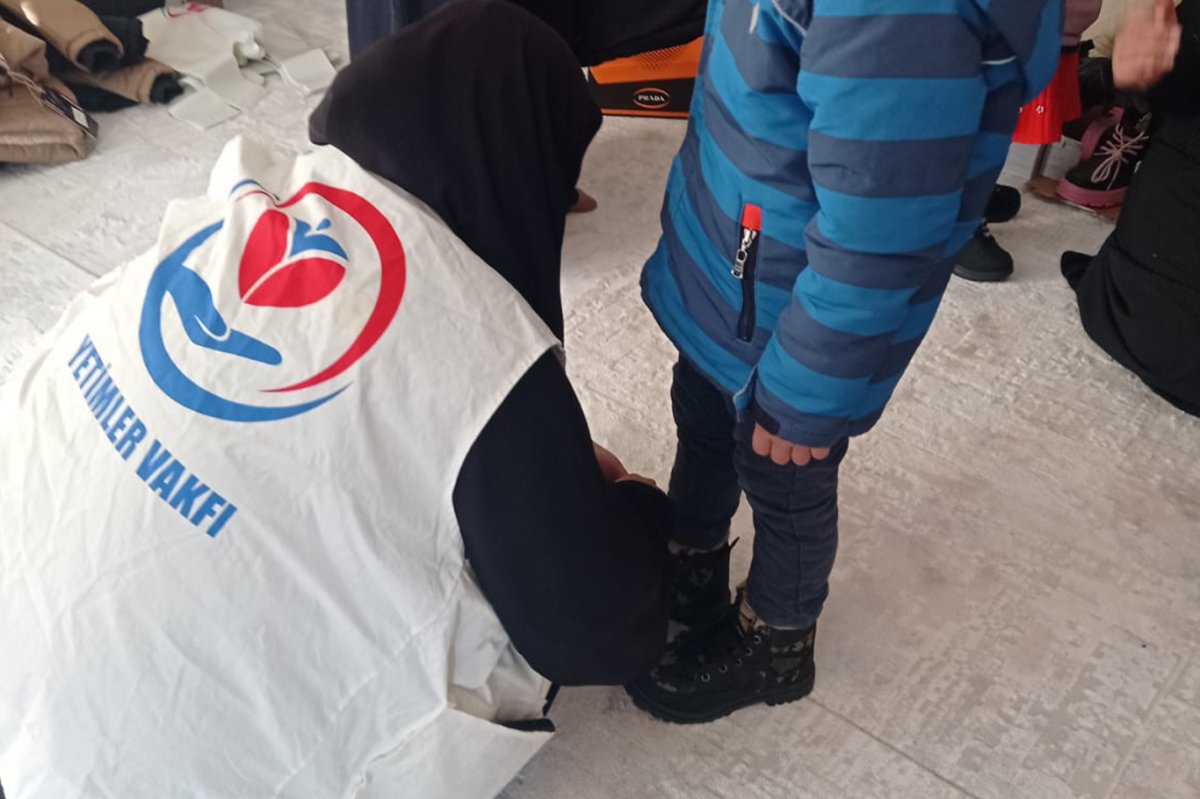 Yetimler Vakfı, Van’da onlarca çocuğa bot ve mont dağıttı