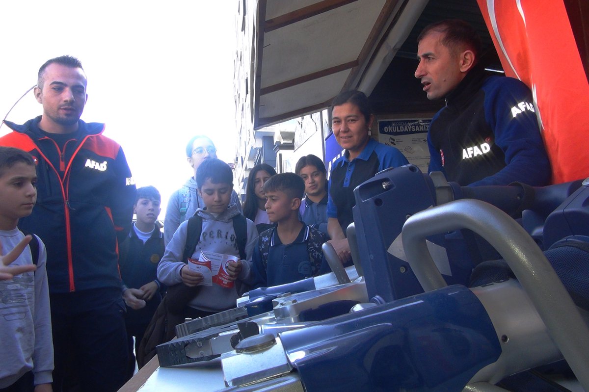 Kitap fuarında kurulan stantlarda halka bilgilendirici broşürler dağıtılıyor