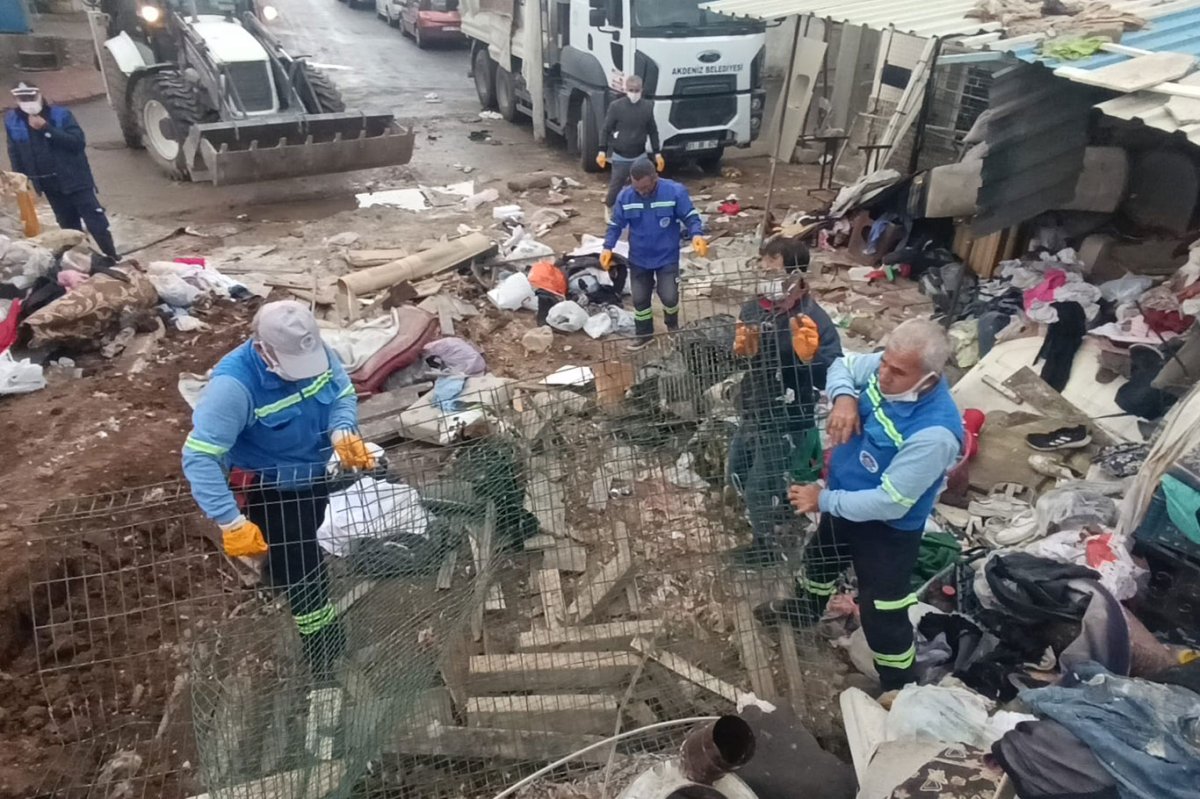 Mersin'de çöp ev temizlendi: 10 kamyon atık tahliye edildi