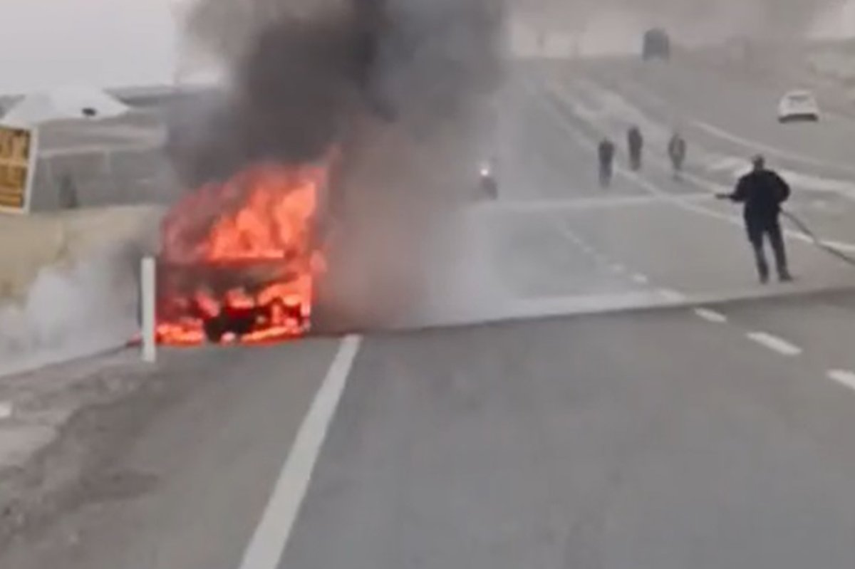 Diyarbakır'da alev alan araç korkuttu