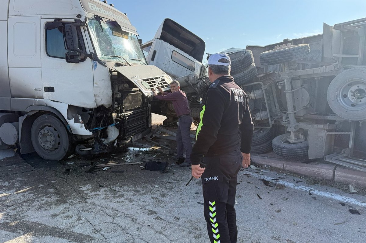Konya’da kamyonet ile tır çarpıştı: Bir yaralı