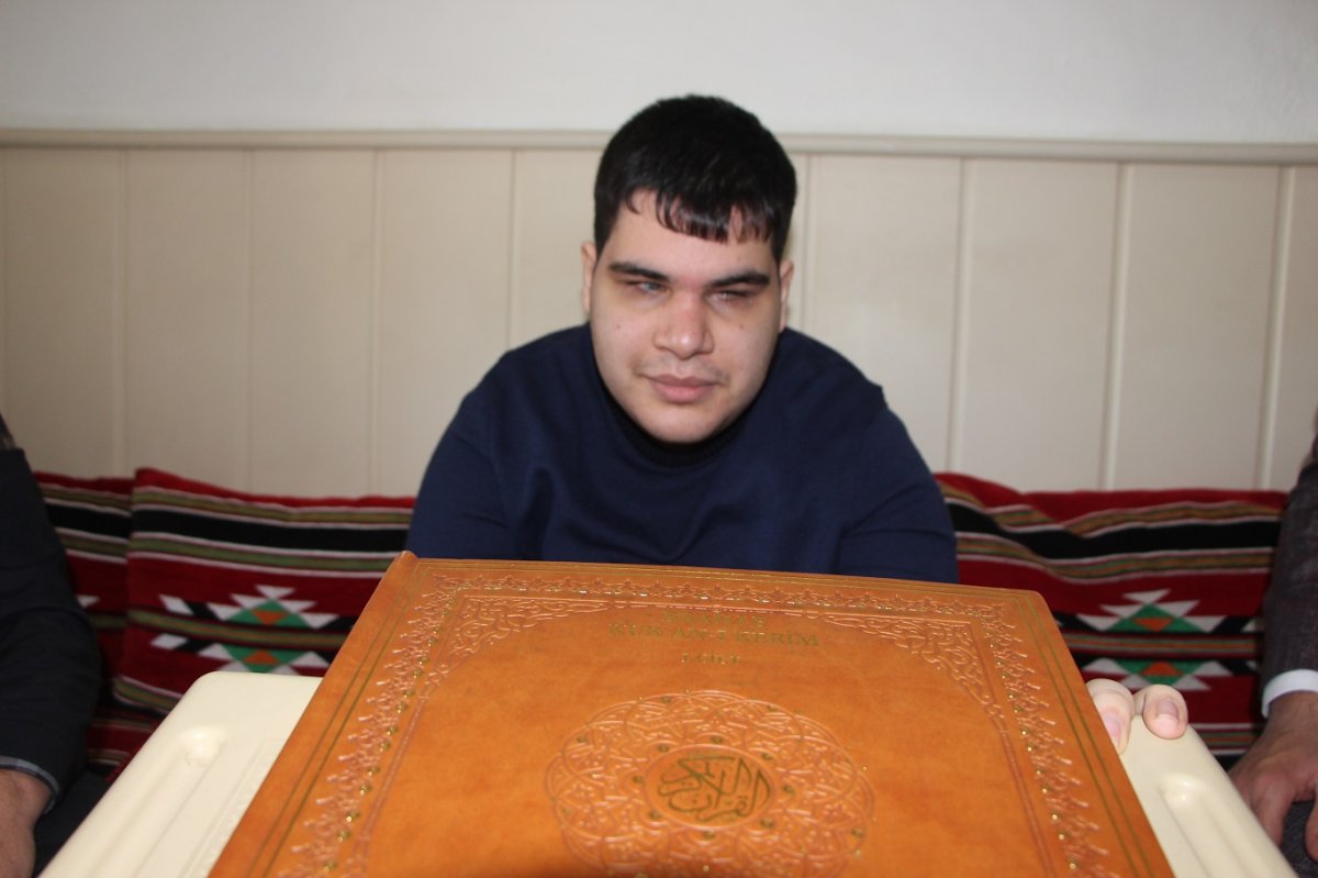 Kur'an sevgisiyle büyüyen görme engelli Zeynelabidin hafız olmak için aralıksız çalışıyor