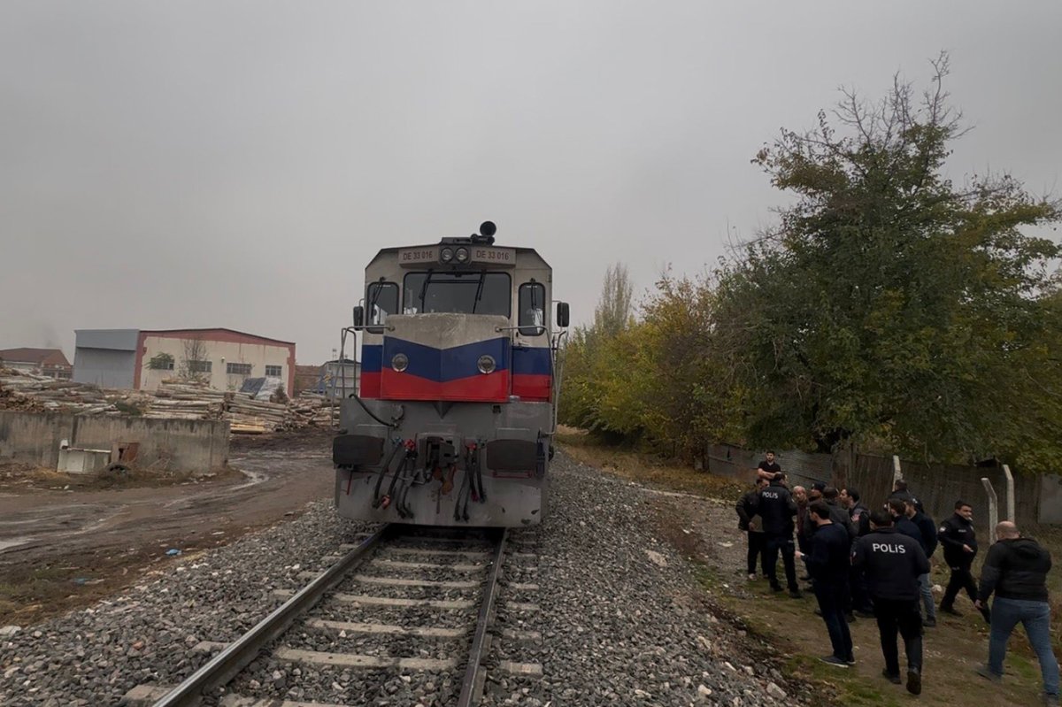 Rayların üzerine düşen yaşlı adam trenin altında kalarak yaralandı