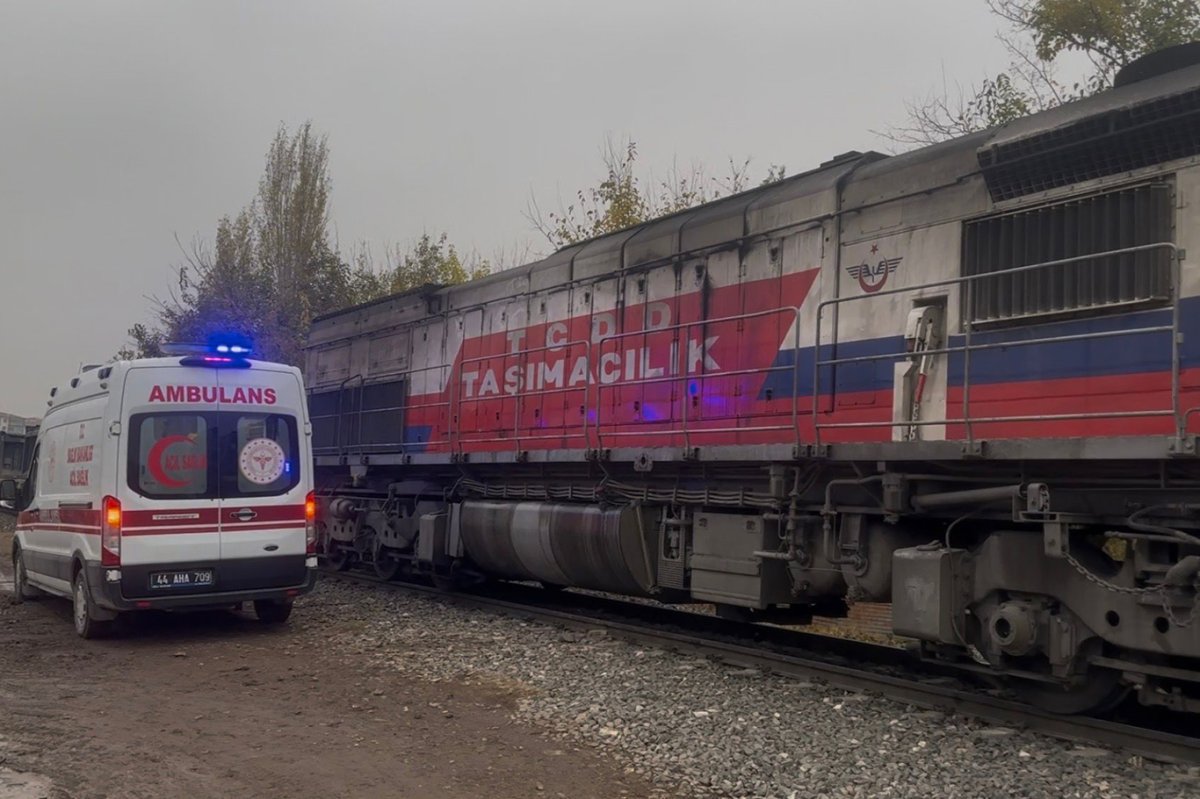 Rayların üzerine düşen yaşlı adam trenin altında kalarak yaralandı