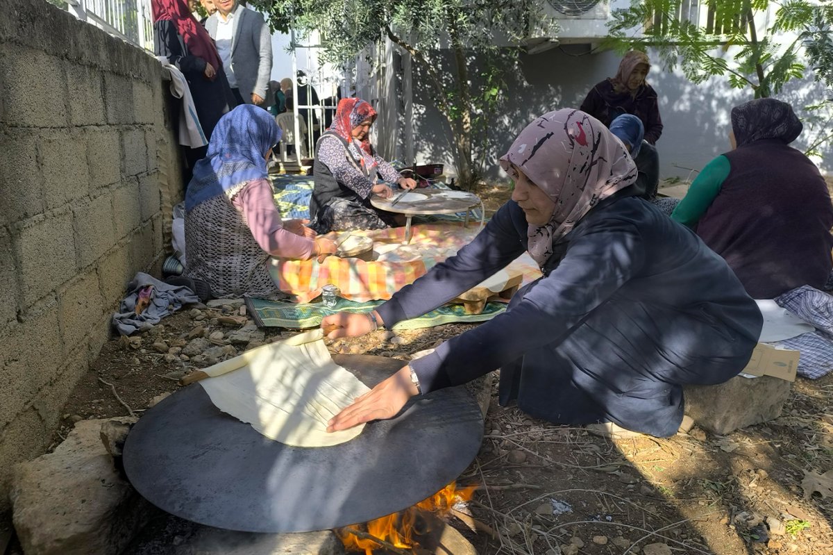 Adana'da camilerde Gazze için hayır çarşıları kuruldu