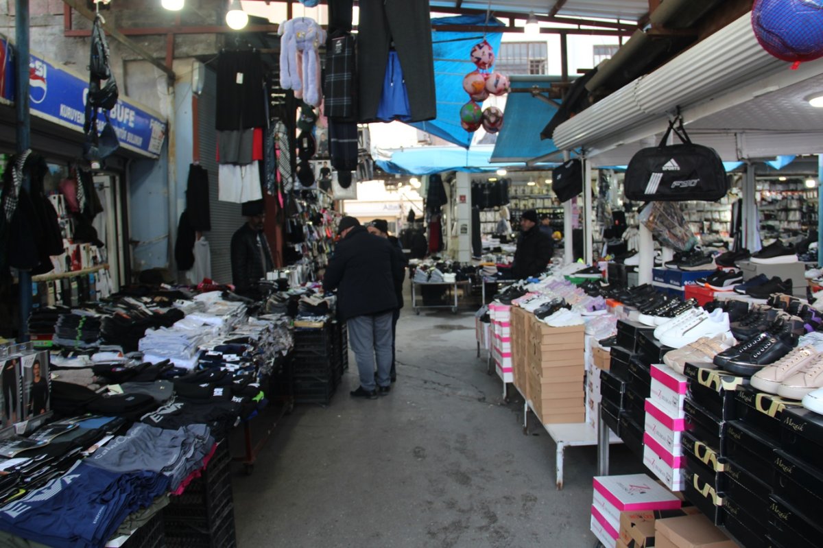 Atkı, eldiven ve bere tezgâhta kaldı: Esnaf havaların soğumasını bekliyor