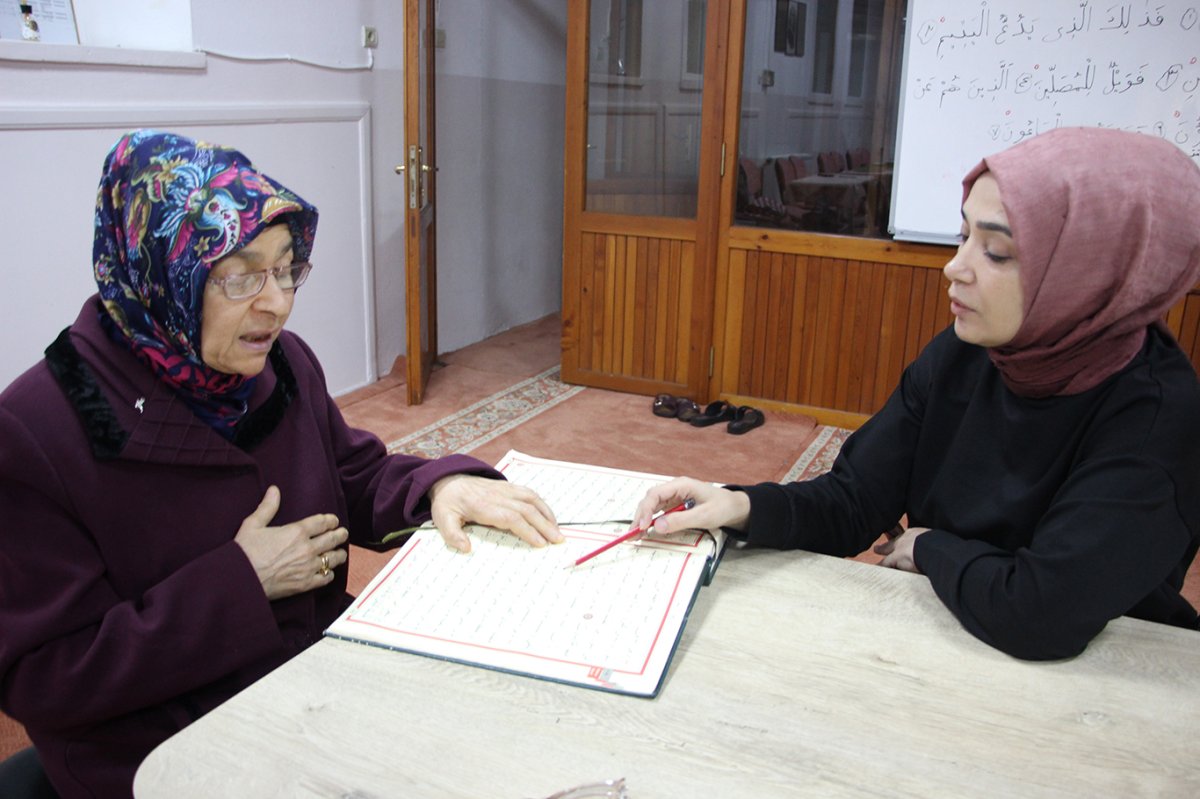 İşitme engelli kadınlar Kur’an öğrenmede engel tanımıyor