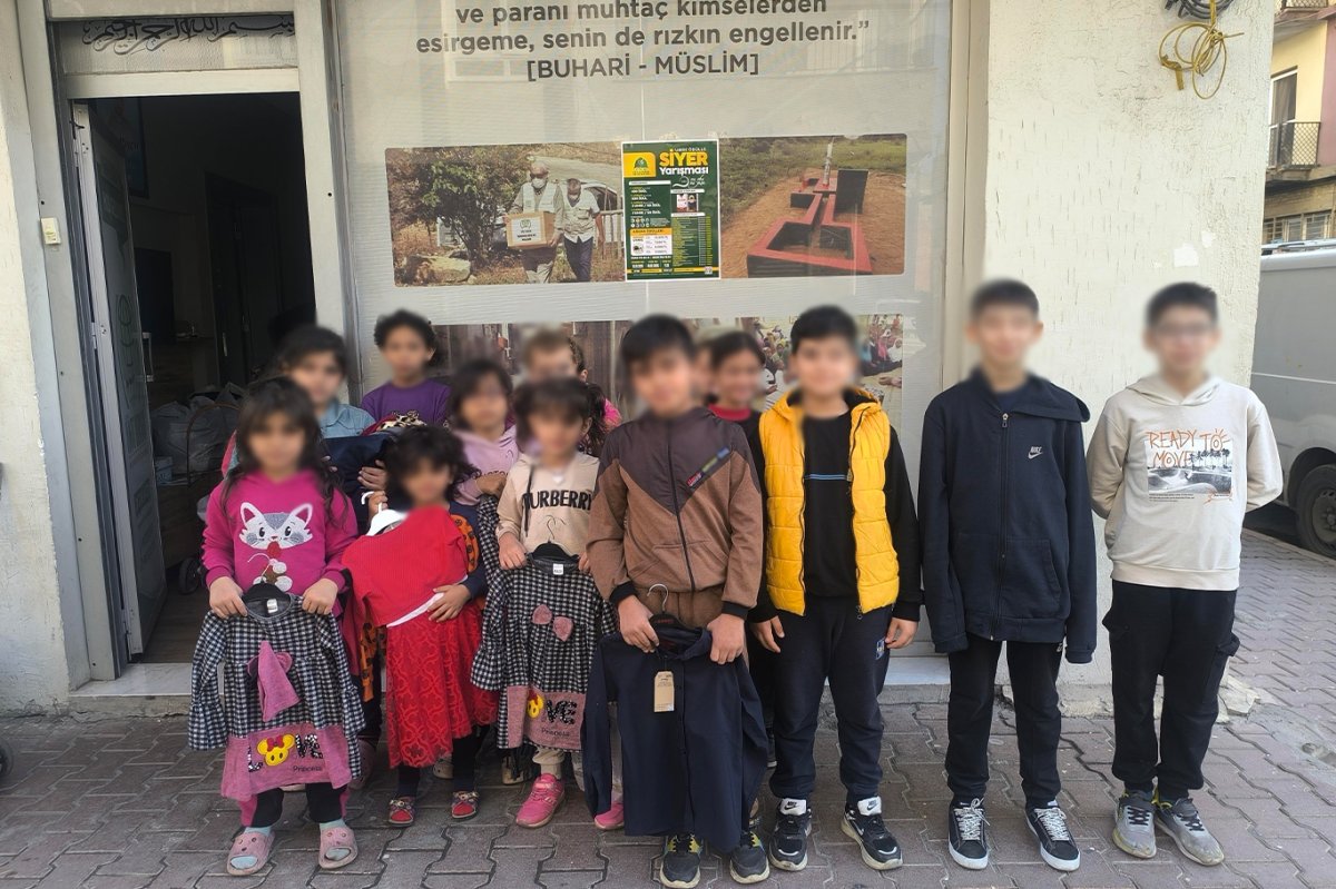 Umut Kervanı'ndan Adana'da çocuklara kışlık yardımı