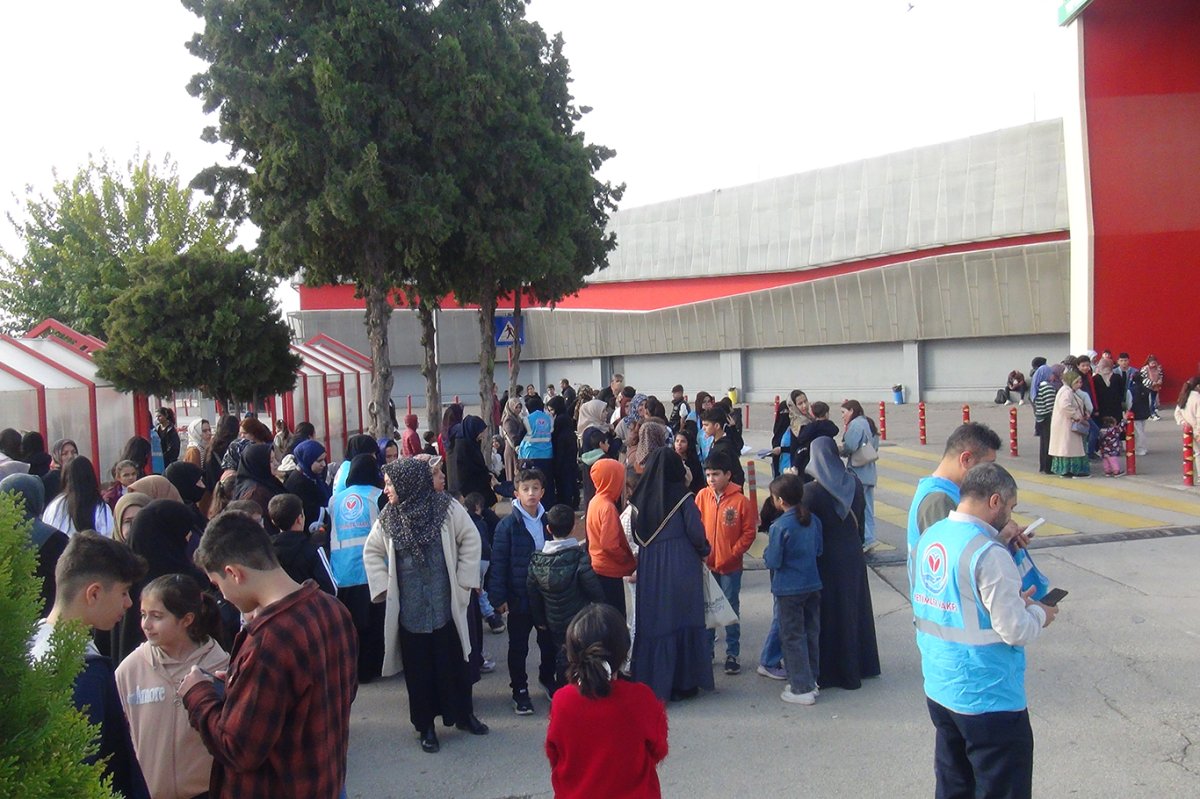 Yetimler Vakfı, Gaziantep'te yüzlerce yetim çocuğa kıyafet yardımı ulaştırdı