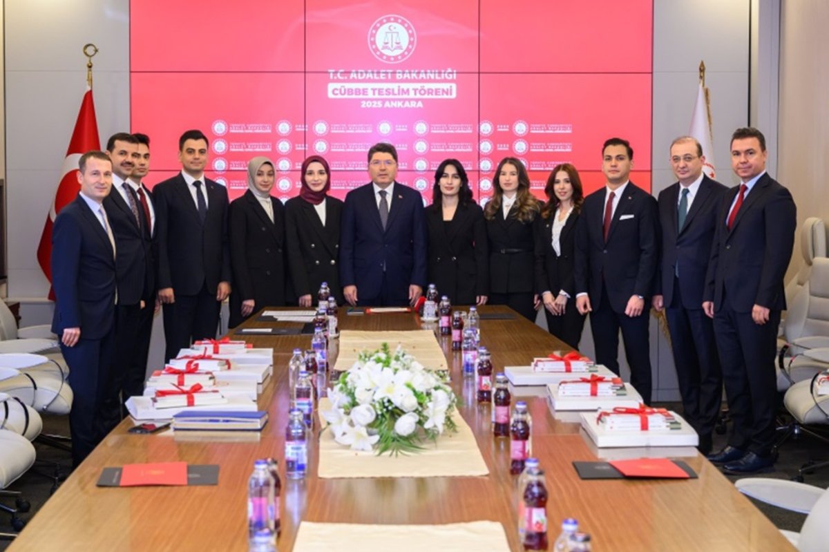 Bakan Tunç, hakim ve savcı adaylarına cübbelerini teslim etti