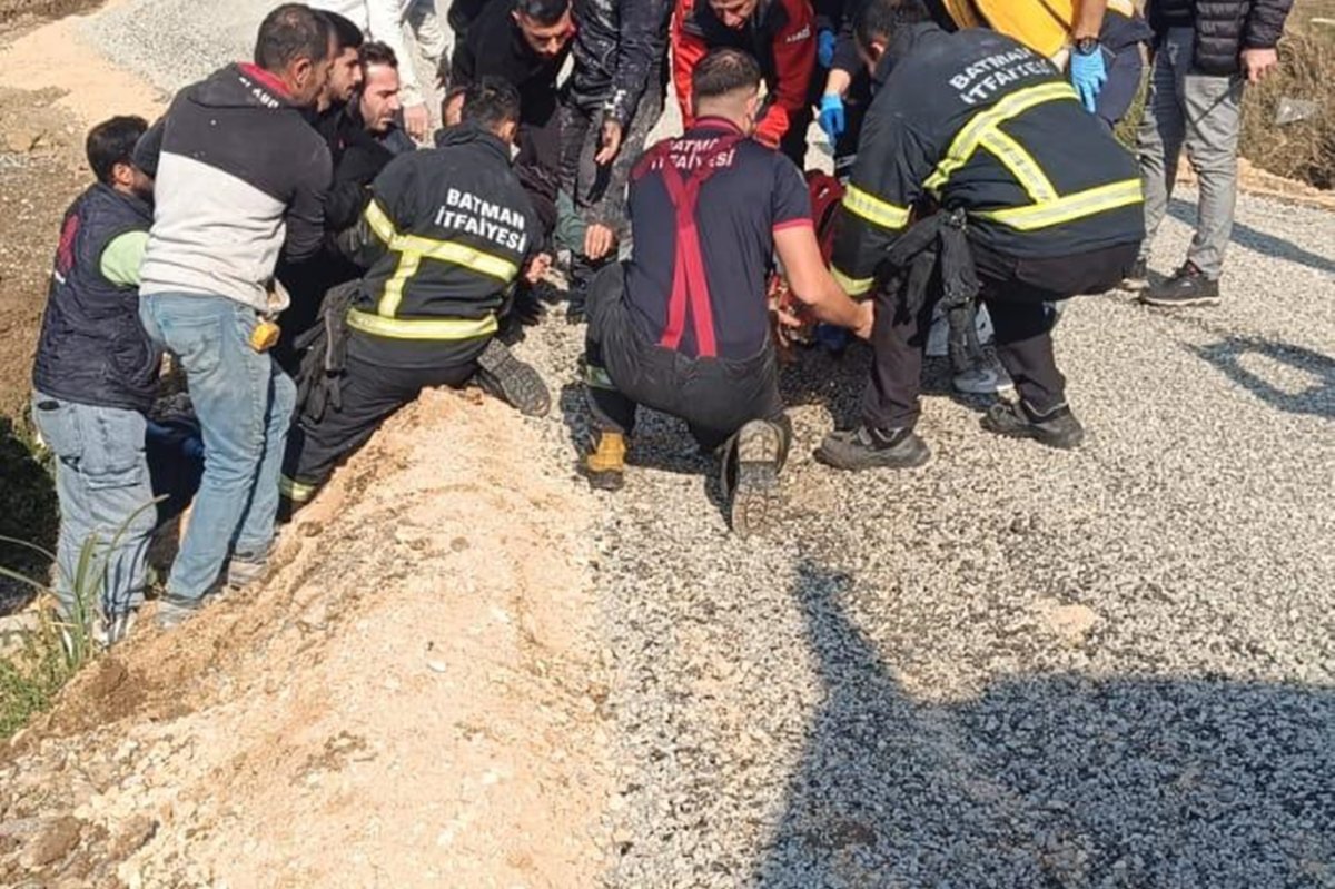 Hafif ticari araç kanala düştü: Sürücü yaralı kurtarıldı