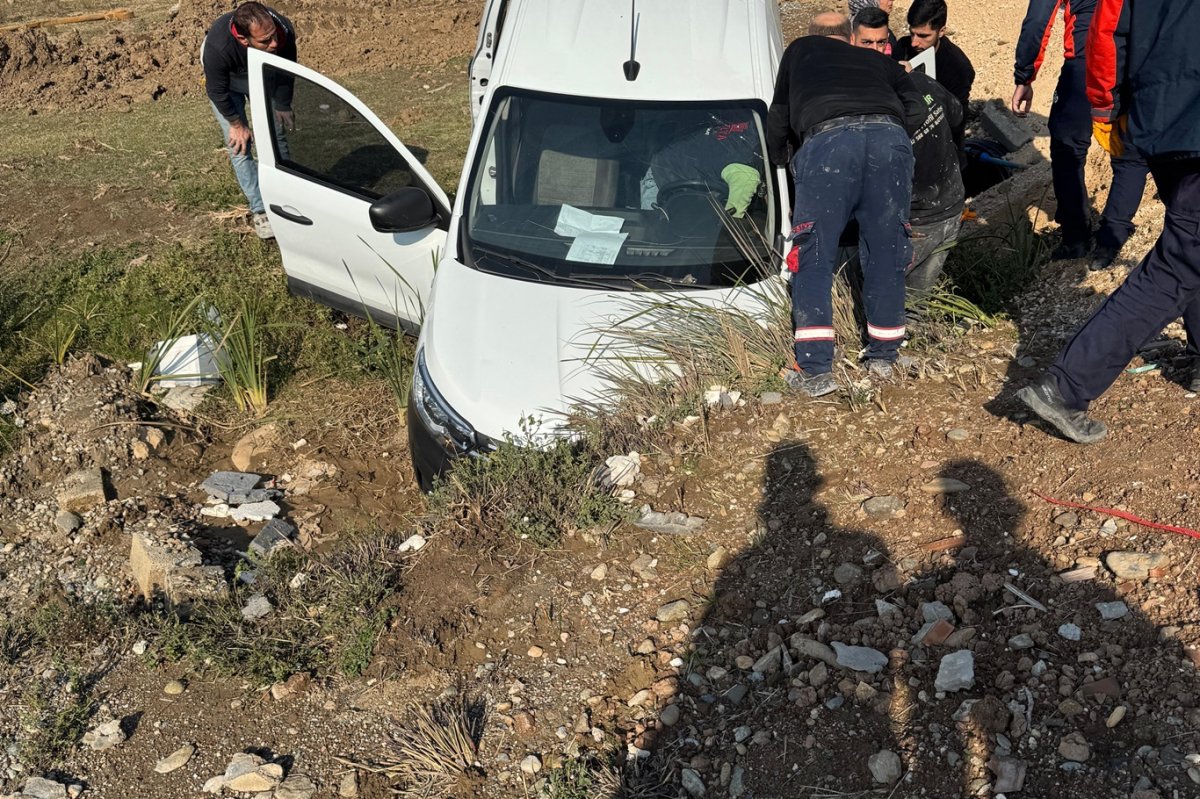 Hafif ticari araç kanala düştü: Sürücü yaralı kurtarıldı