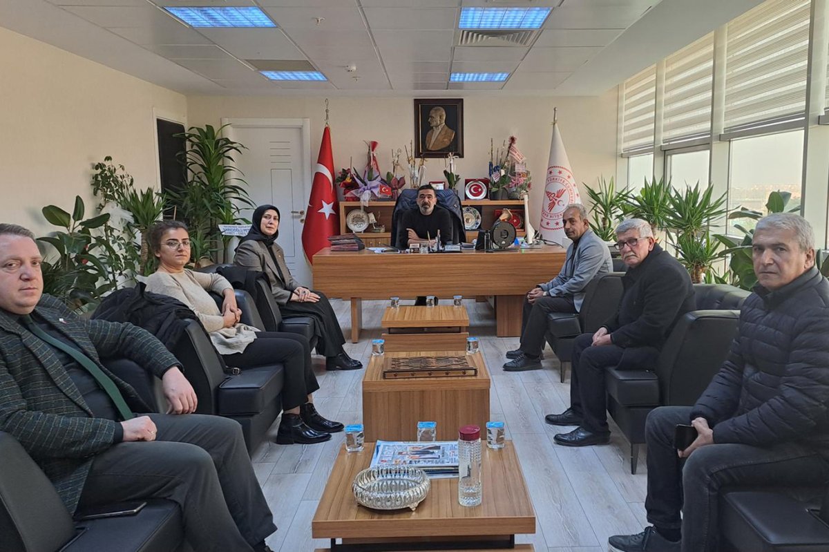 Hasta yakını olarak zorluk yaşadı, hastalar için sandalye bağışladı