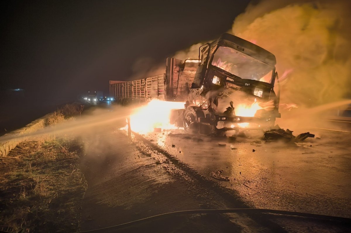 Mardin’de iki tır çarpıştı: Bir tır alevlere teslim oldu