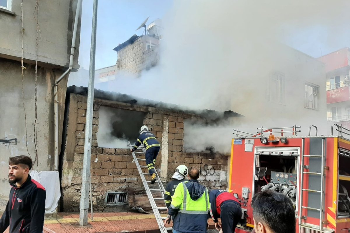 Siirt’te evlerin bulunduğu alanda odunluk yangını