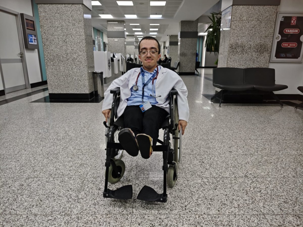 Engelleri aştı hayaline ulaştı: Doğuştan cam kemik hastası Hamza, beyaz önlüğüne kavuştu