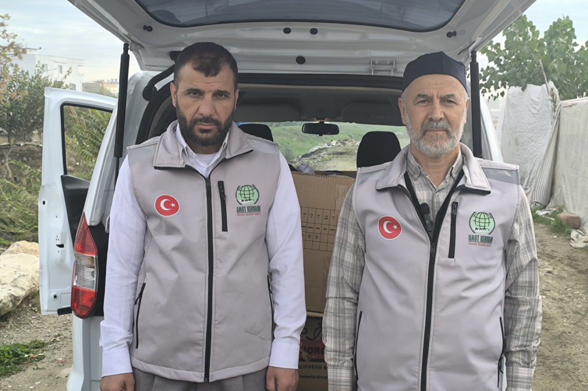 Tarsus Umut Kervanı Derneği’nden Suriyeli ailelere kışlık giysi desteği