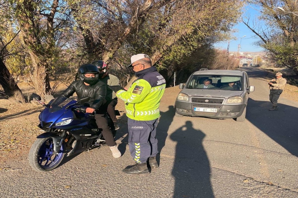 Ağrı'da gerçekleştirilen trafik denetiminde 5 kişi gözaltına alındı
