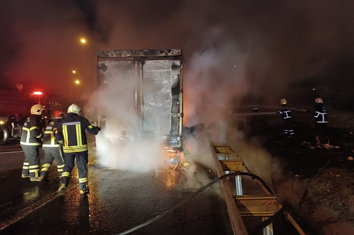 Şanlıurfa’da otoyolda beyaz eşya yüklü tır yandı