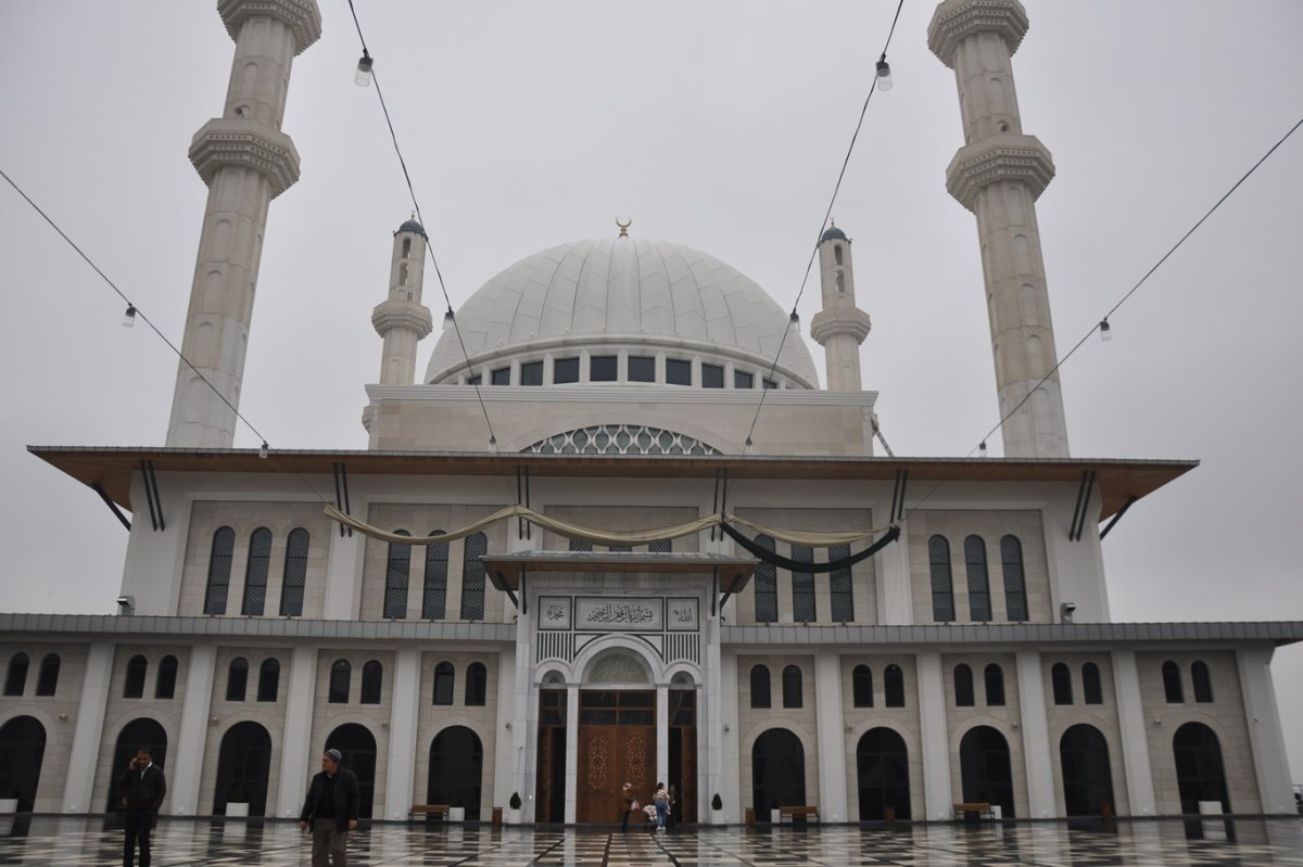 Halk, Necat Nasıroğlu Külliyesinde düzenlenen konserlere büyük tepki gösterdi