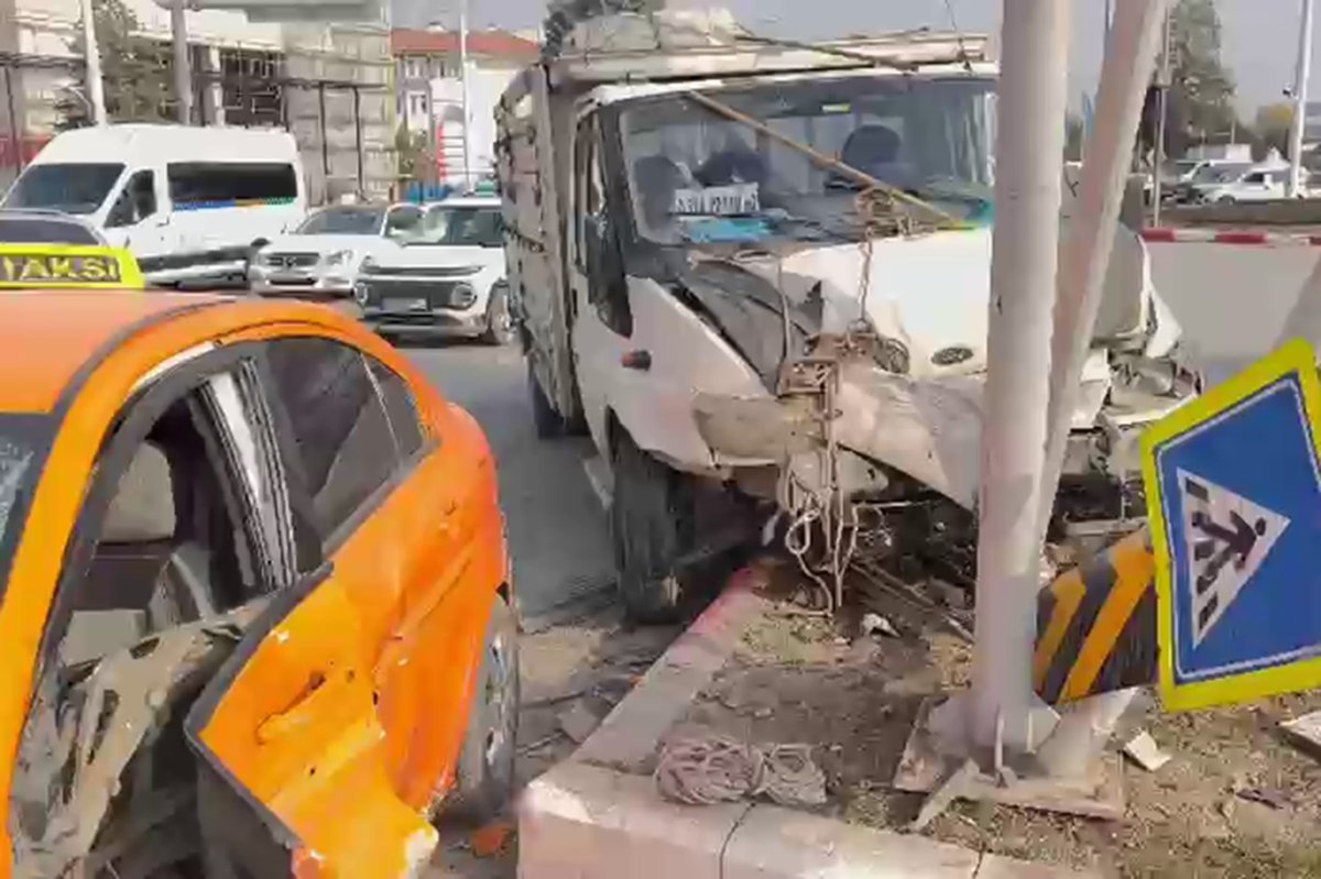 Malatya'da ticari taksi ile kamyonet çarpıştı: 2 yaralı