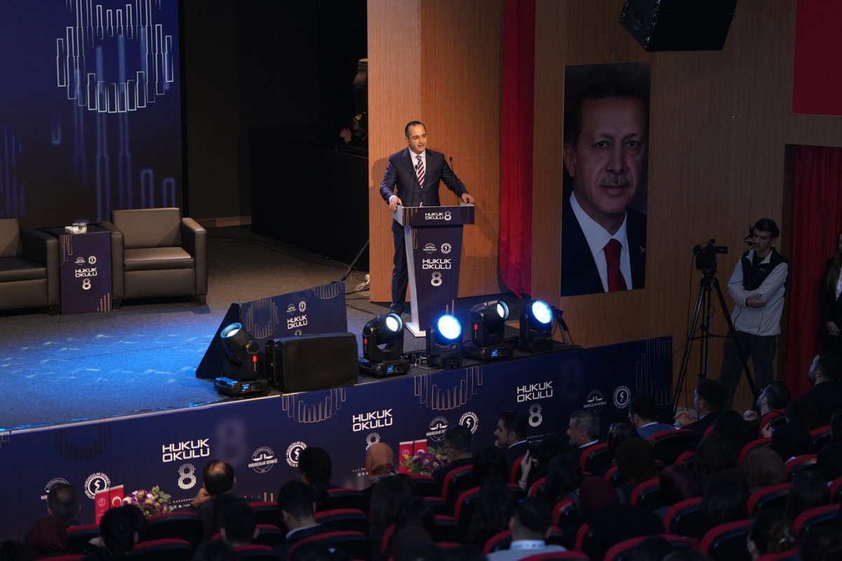 Bine yakın hukuk öğrencisi "Hukuk Okulu" programında buluştu