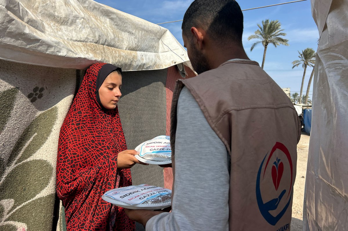 Gazze'de Yetimler Vakfı'nın sıcak yemek dağıtımları devam ediyor