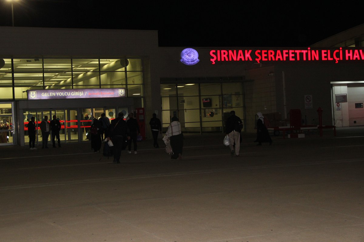 Şırnak’tan kutsal topraklara giden 220 Umre yolcusu direkt uçuşla geri döndü