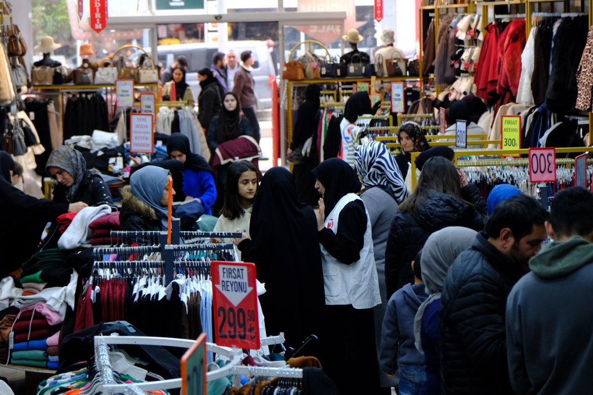 Yetimler Vakfı Van’da giyim yardımı yaptı