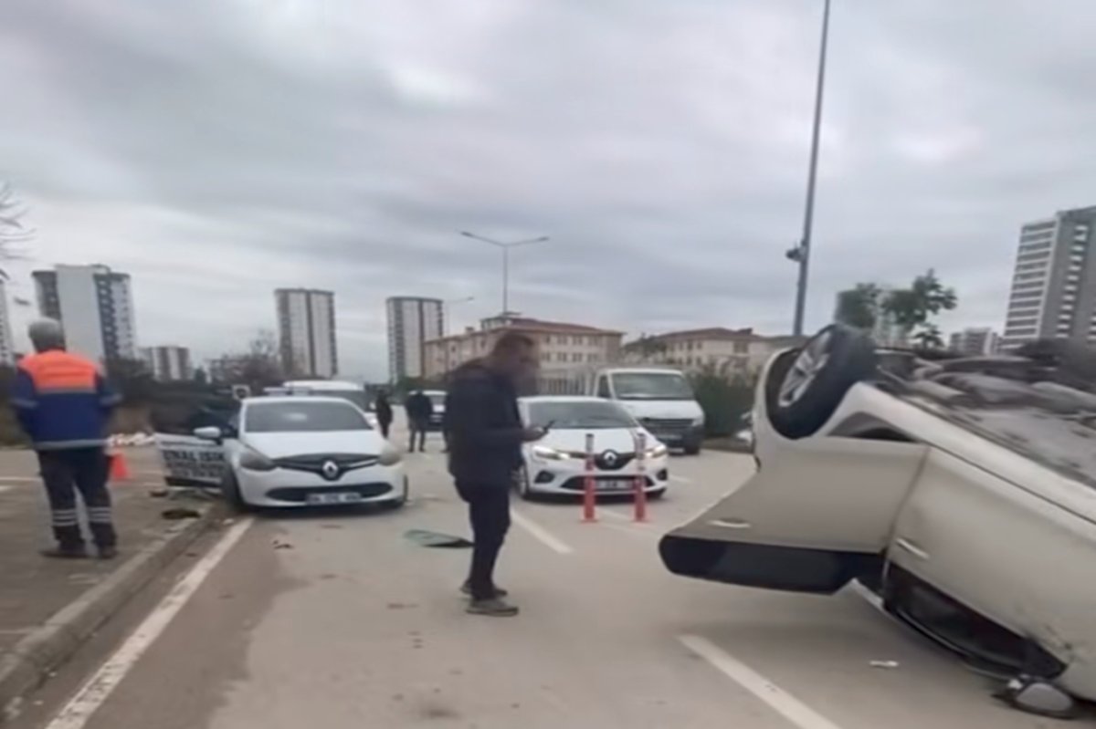Adana'da park halindeki araçlara çarpan otomobil ters döndü