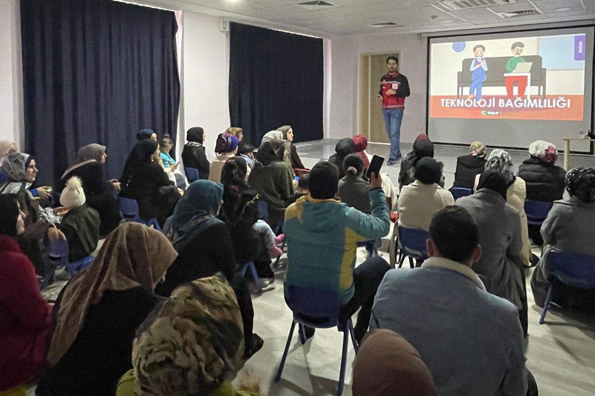Batman'da velilere "teknoloji bağımlılığı" eğitimi verildi
