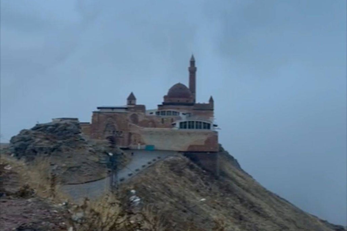 Eşsiz manzarasıyla sisler içinde İshak Paşa Sarayı