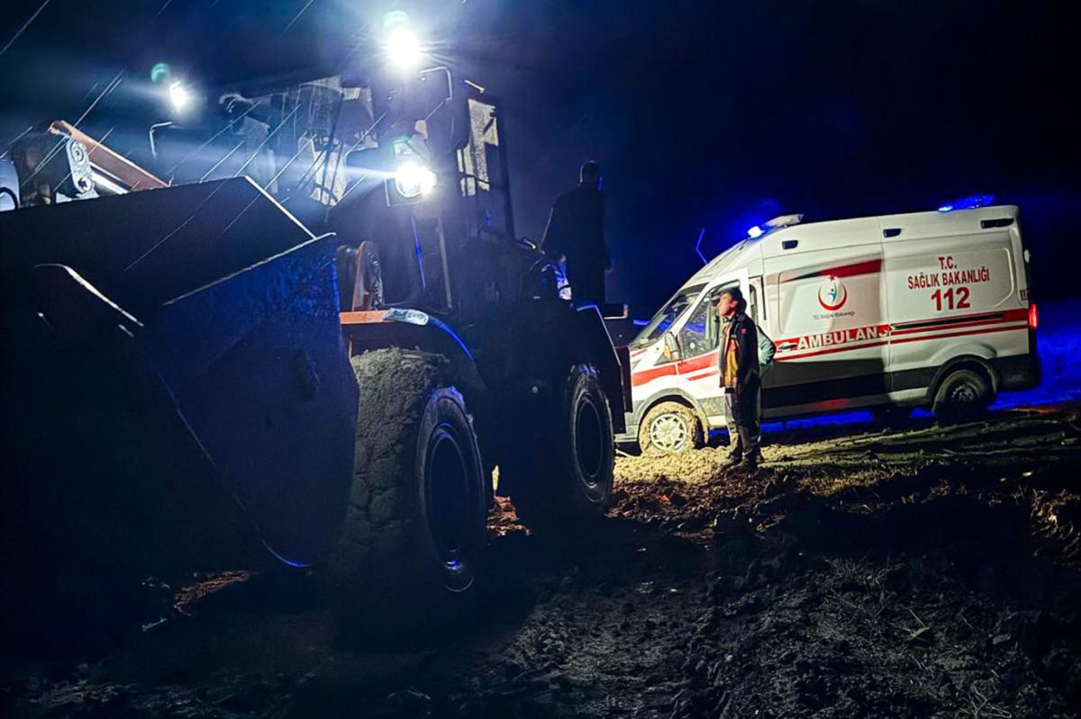 Hastaya giderken çamura saplanan ambulans zamanında kurtarıldı