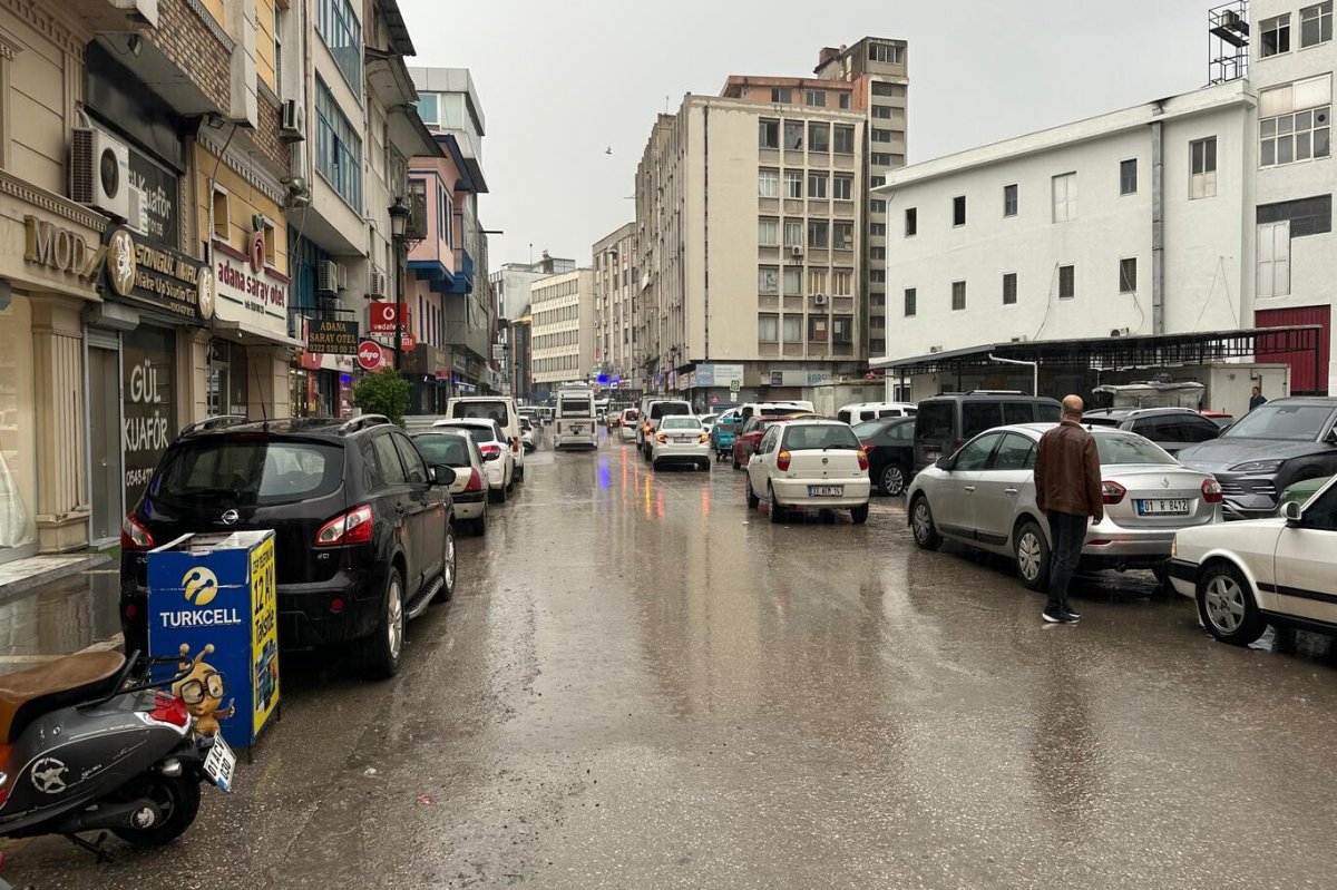 Yoğun yağış Adana'da hayatı olumsuz etkiledi