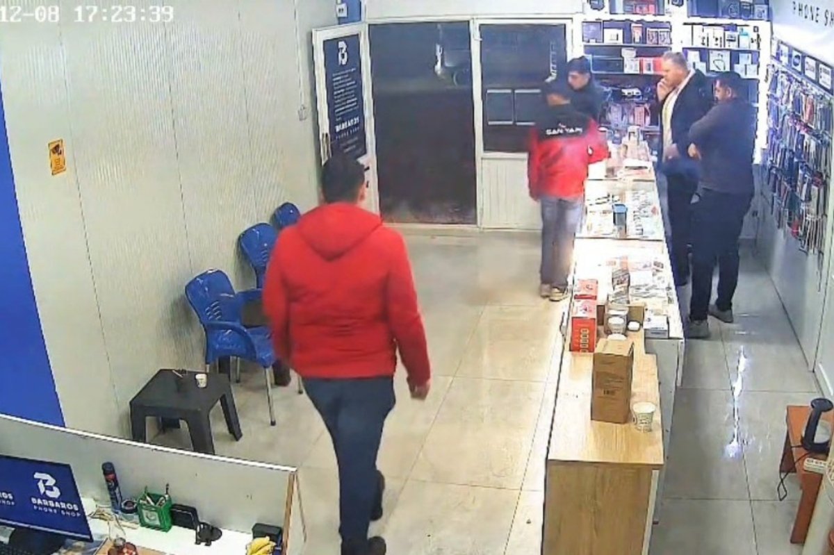 Arızalı telefonun bataryası aniden alev alarak patladı