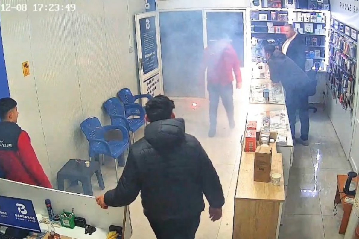 Arızalı telefonun bataryası aniden alev alarak patladı